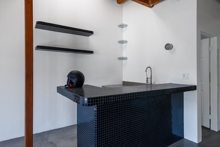 More Photos Of 2426 Lincoln Blvd, Venice Loft Creative Space For Sale