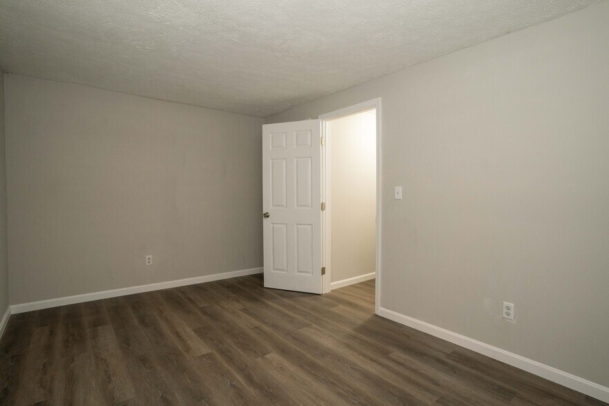 More Photos Of 412 Woodcreek Dr, Radcliff Apartments For Sale