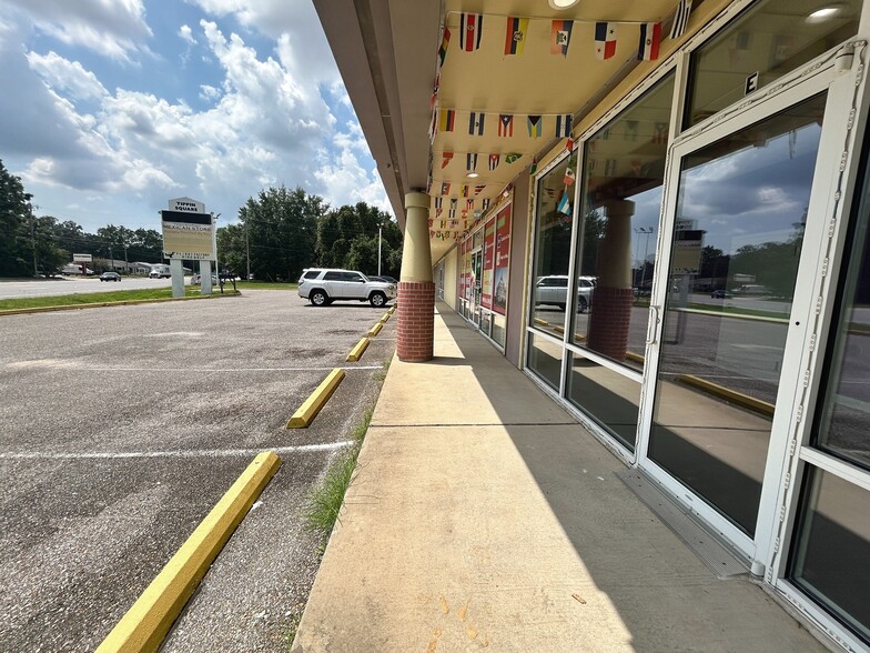 More Photos Of 6103 Tippin Ave, Pensacola General Retail For Lease