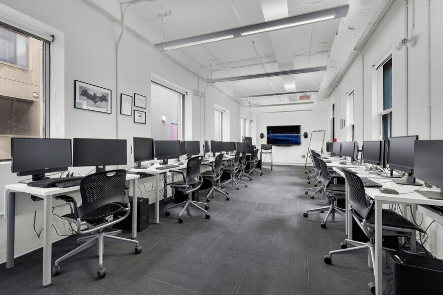 More Photos Of 525 Rue Sherbrooke E, Montréal Office For Sale