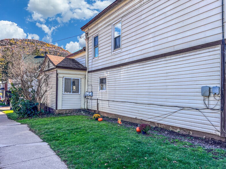 More Photos Of 153 Main St, Delhi Apartments For Sale