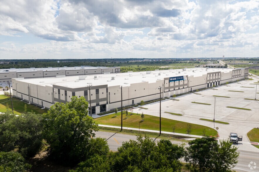 More Photos Of 1980 Kohlers Crossing, Kyle Warehouse For Lease