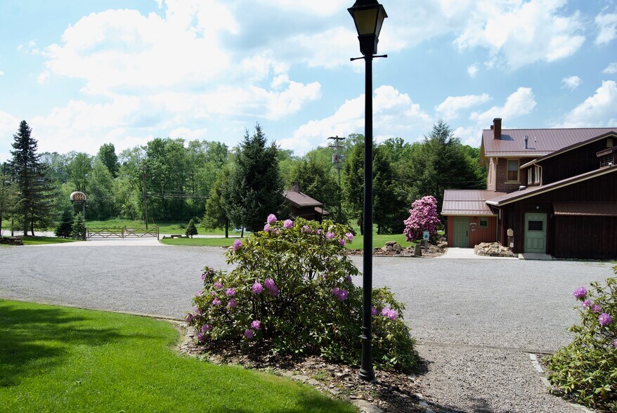 More Photos Of 690-692 State Route 66, Leechburg General Retail For Sale