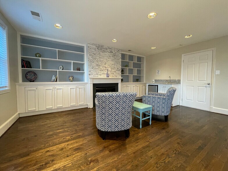 More Photos Of 123 N Henry St, Alexandria Office For Lease