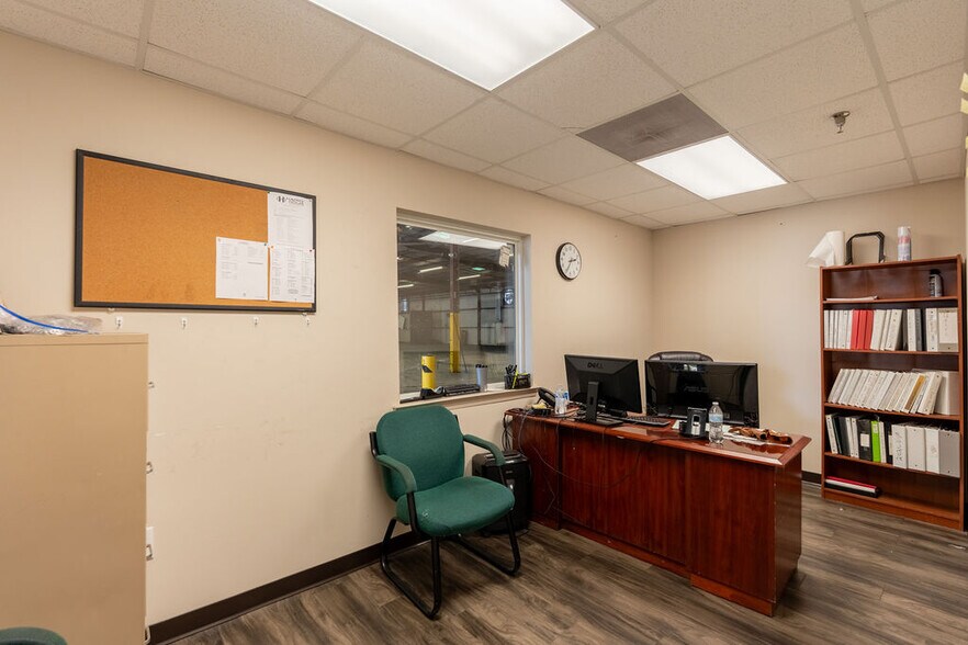 More Photos Of 89 Green St, Warner Robins Warehouse For Sale