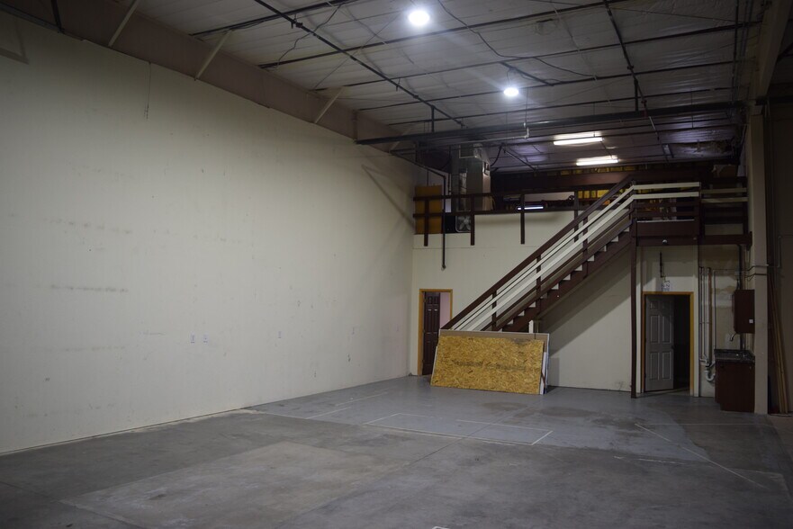 More Photos Of 520-536 W 66th St, Loveland Light Manufacturing For Sale
