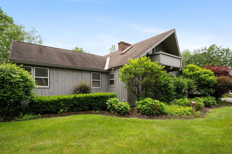 More Photos Of 290 Church St, Saratoga Springs Office For Sale