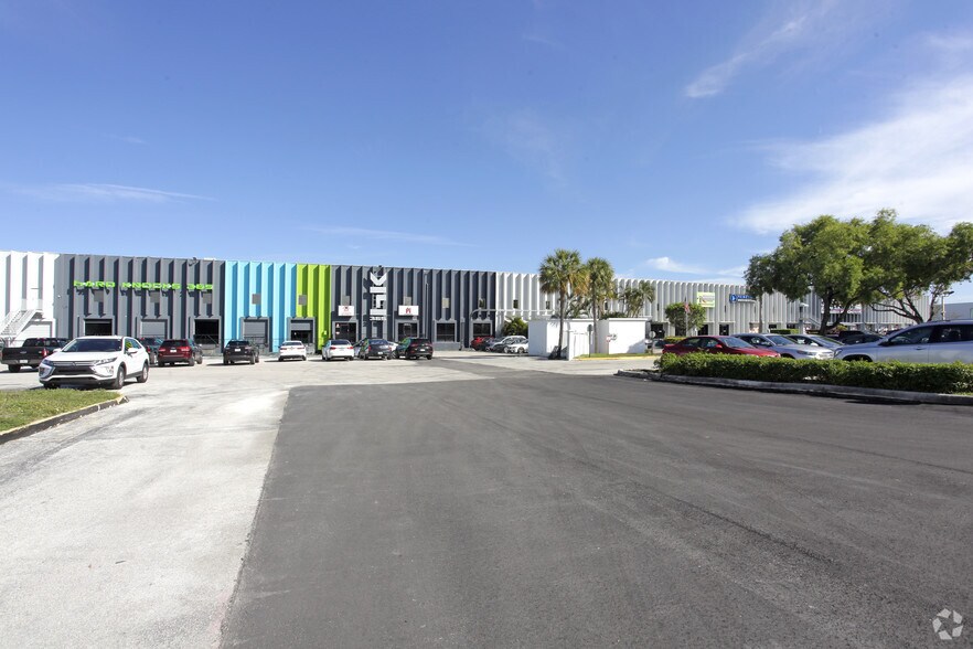 More Photos Of 5300 N Powerline Rd, Fort Lauderdale Warehouse For Lease