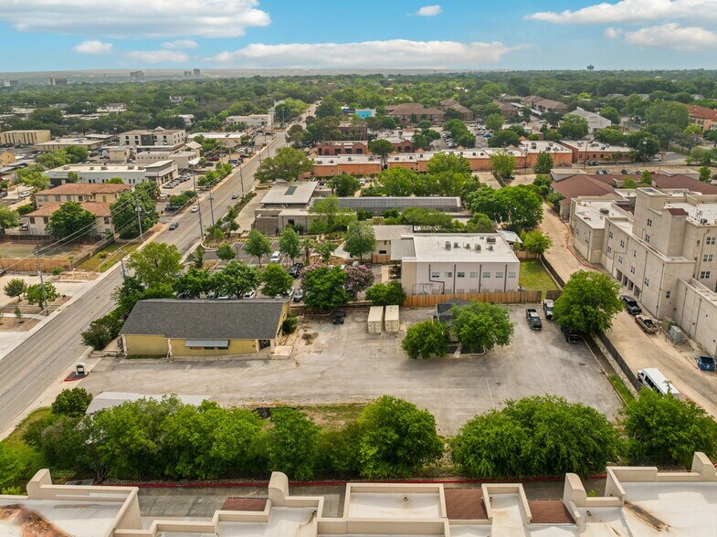 More Photos Of 202 W Sunset Rd, San Antonio Freestanding For Sale