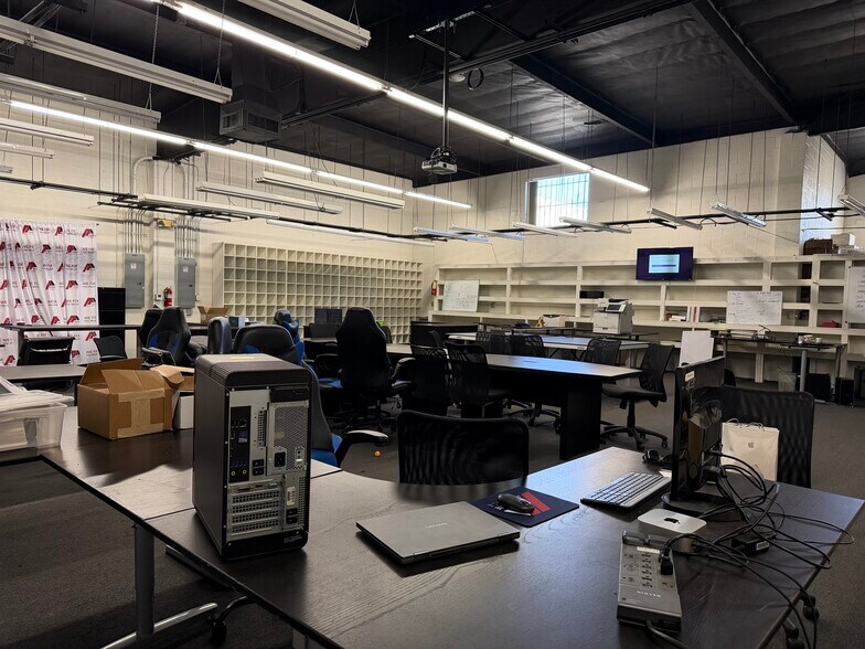 More Photos Of 7700-7704 Kester Ave, Van Nuys Warehouse For Lease