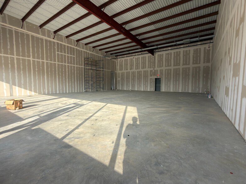 More Photos Of 14211 Hiram Clarke Rd, Houston Storefront For Lease