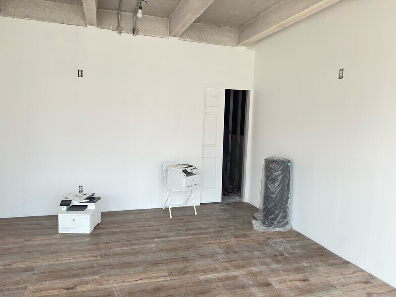 More Photos Of 179 N Main St, Freeport Storefront Retail Office For Lease