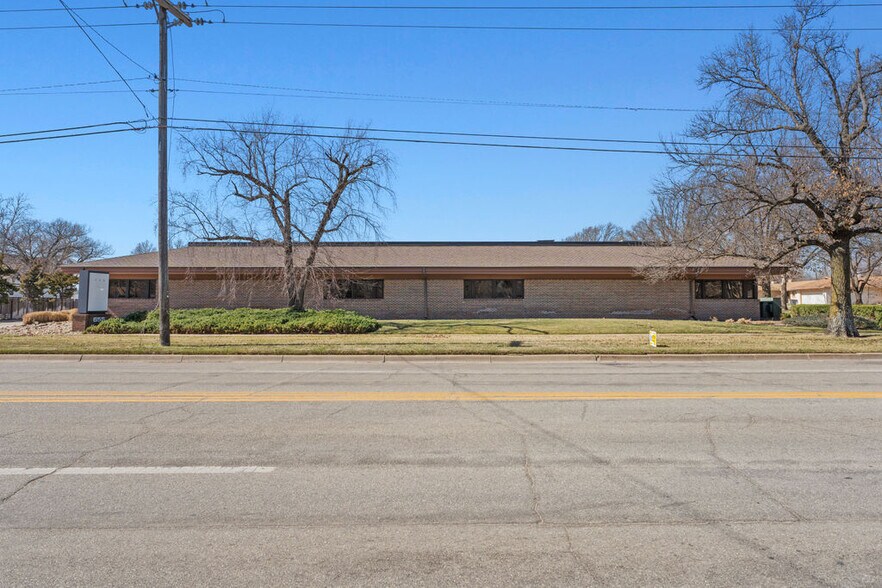 More Photos Of 655 N Woodlawn St, Wichita Medical For Lease