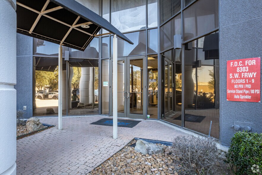 More Photos Of 8303 Southwest Fwy, Houston Office For Lease