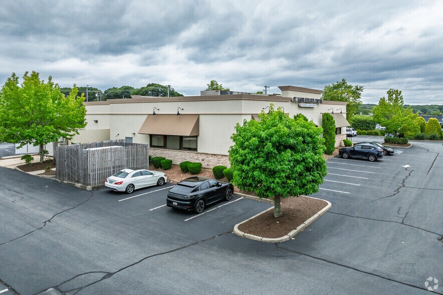 More Photos Of 444 Quaker Ln, Warwick Medical For Sale