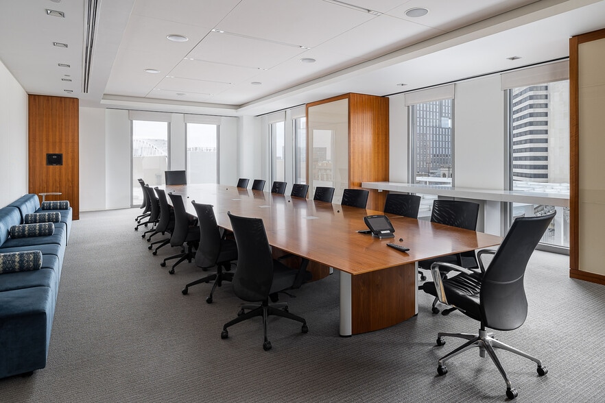 More Photos Of 400 W Market St, Louisville Office For Lease