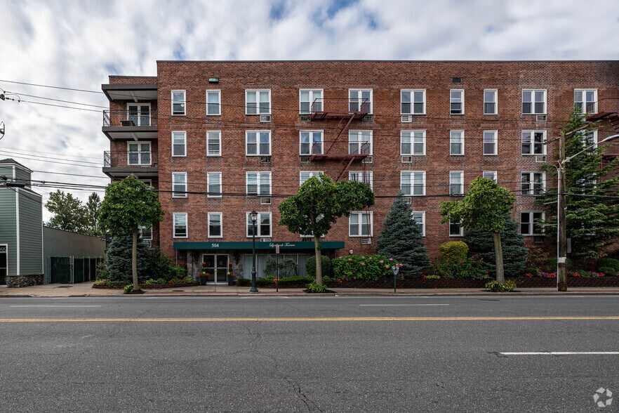 More Photos Of 504 Merrick Rd, Lynbrook Apartments For Sale