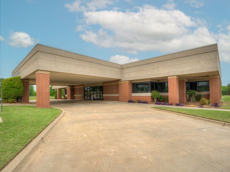 More Photos Of 15679 NE 23rd St, Choctaw Medical For Sale