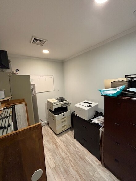 More Photos Of 27 Saint Charles St, Thornwood Office For Lease