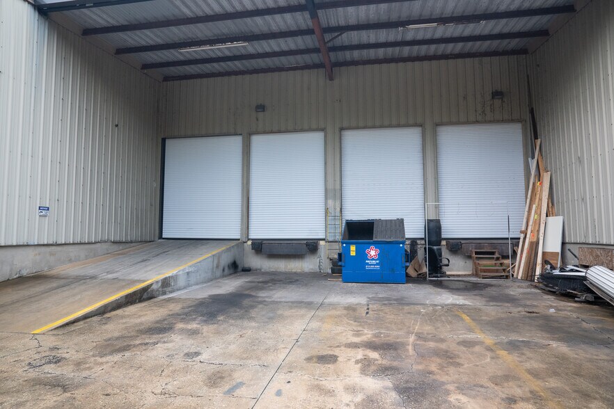 More Photos Of 9937 Race Track Rd, Tampa Manufacturing For Lease