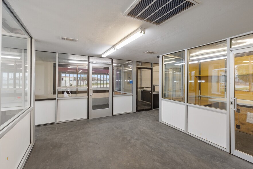 More Photos Of 310 Gautney St, Garland Light Manufacturing For Sale