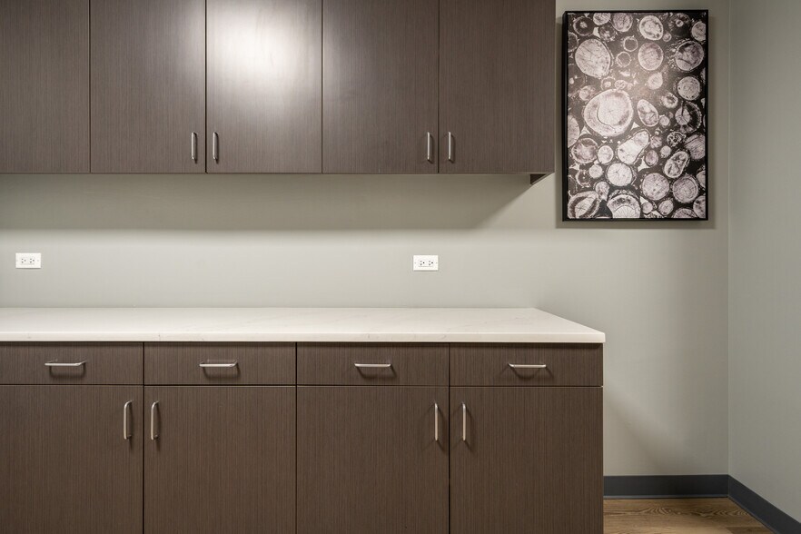 More Photos Of 9950 Lawrence Ave, Schiller Park Office For Lease