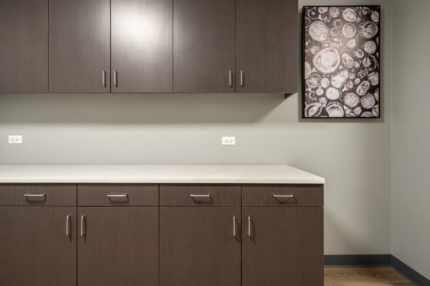 More Photos Of 9950 Lawrence Ave, Schiller Park Unknown For Lease