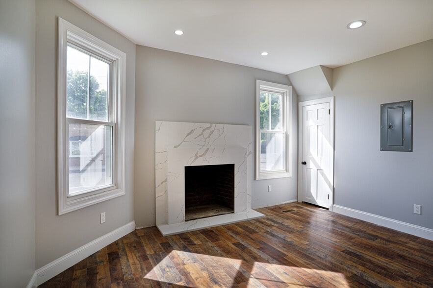 More Photos Of 49 Landing Ave, Smithtown Office Residential For Lease