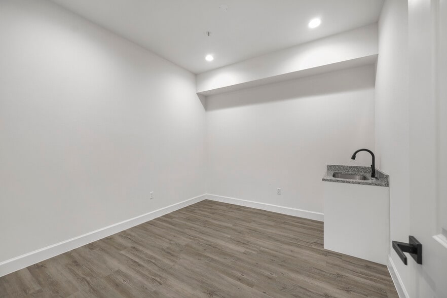 More Photos Of 284 Ed English Dr, Shenandoah Medical For Sale
