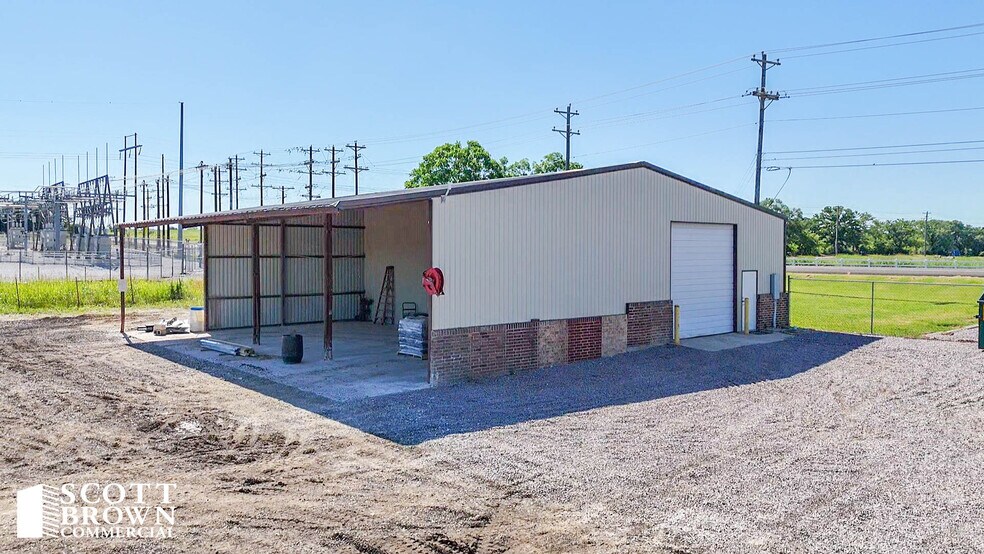 More Photos Of 1212 W Sherman Dr, Aubrey Showroom For Lease