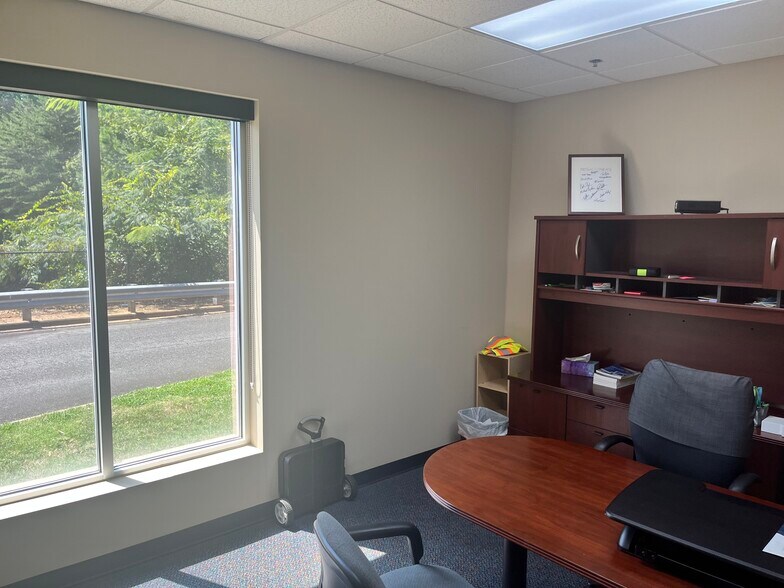 More Photos Of 3120 Latrobe Dr, Charlotte Showroom For Lease