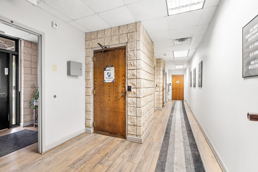 More Photos Of 508 S Lexington Ave, Burlington Office For Sale