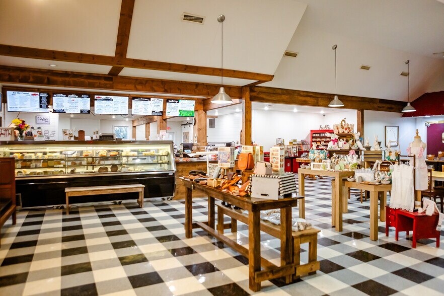 More Photos Of 2015 N Missouri St, Macon Restaurant For Sale