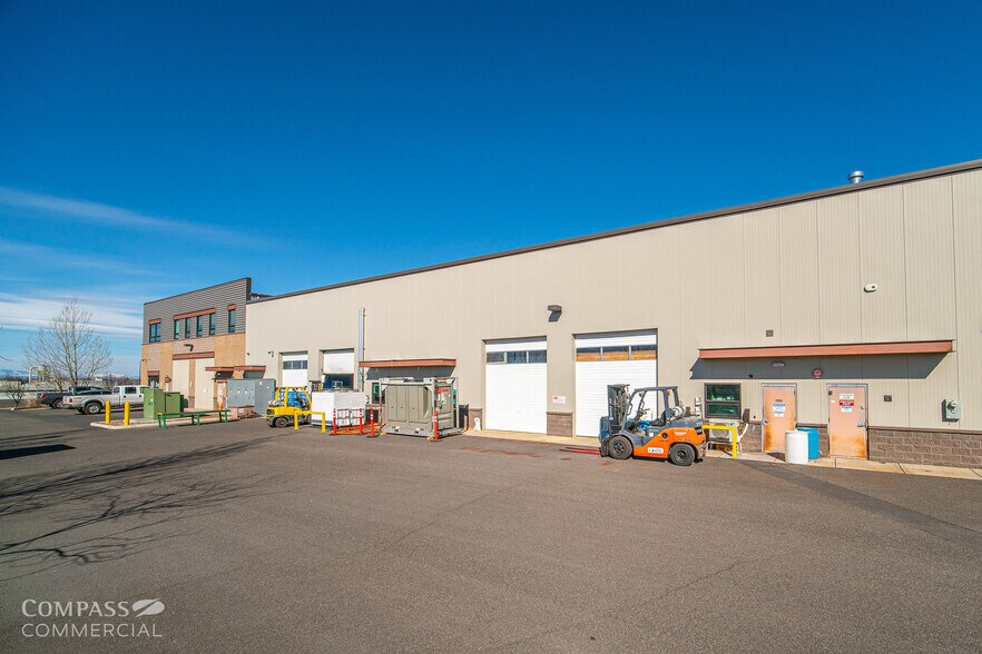 More Photos Of 375 NE 11th St, Redmond Warehouse For Lease