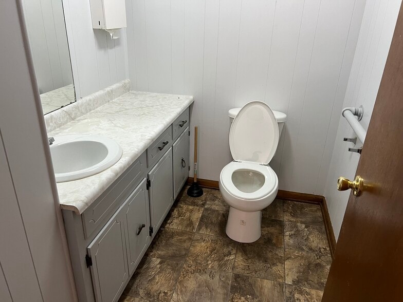 More Photos Of 401 Peacock Street, Cochran Office For Sale