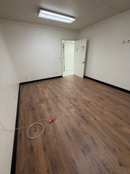 More Photos Of 150 E 400 N, Salem Manufacturing For Lease