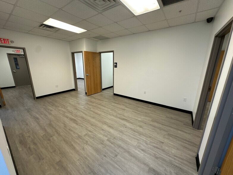 More Photos Of 2910-2930 Maine Ave, Lakeland Distribution For Lease