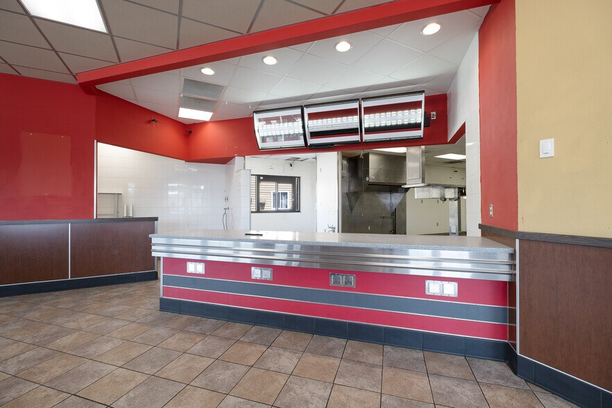 More Photos Of 101 W Lind St, Mankato Fast Food For Lease