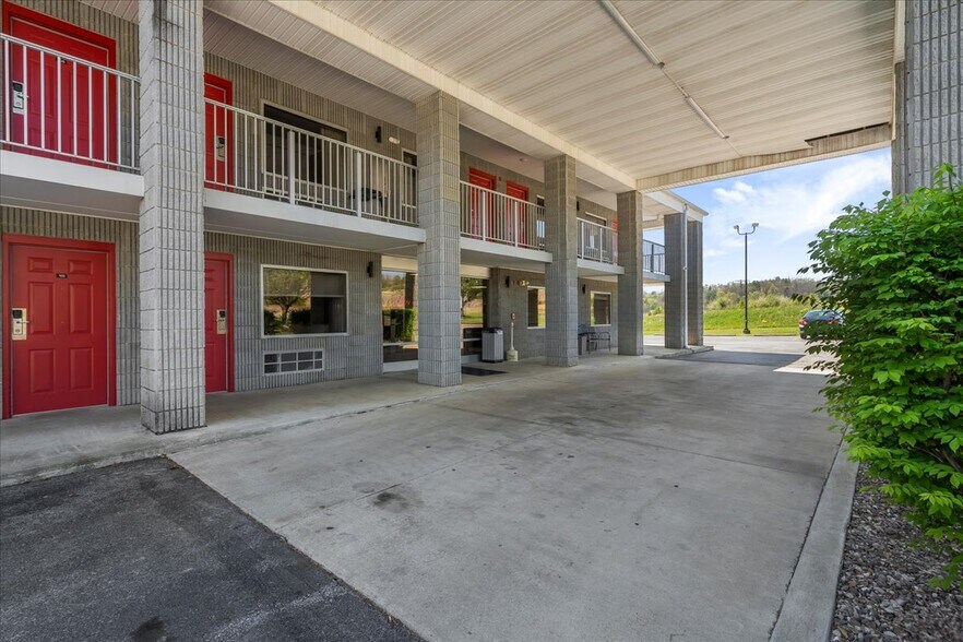 More Photos Of 182 Quillen Chapel Service Rd, Campton Hotel For Sale