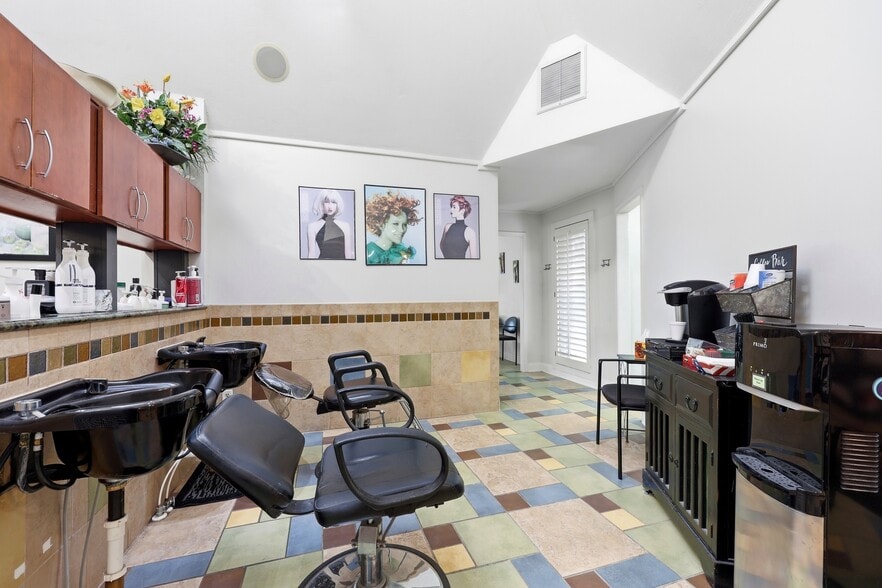 More Photos Of 3683 Crown Point Rd, Jacksonville Storefront Retail Office For Sale