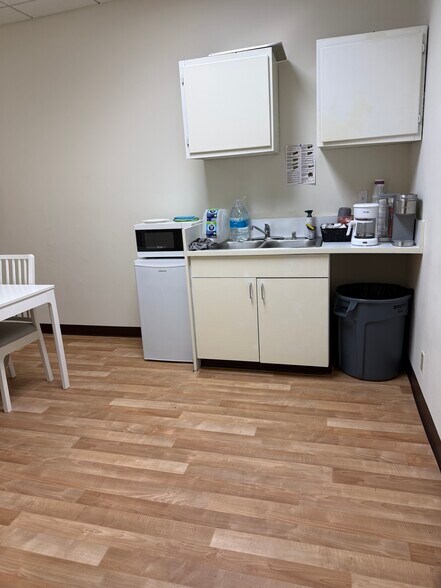More Photos Of 16430-16438 Vanowen St, Van Nuys Medical For Lease