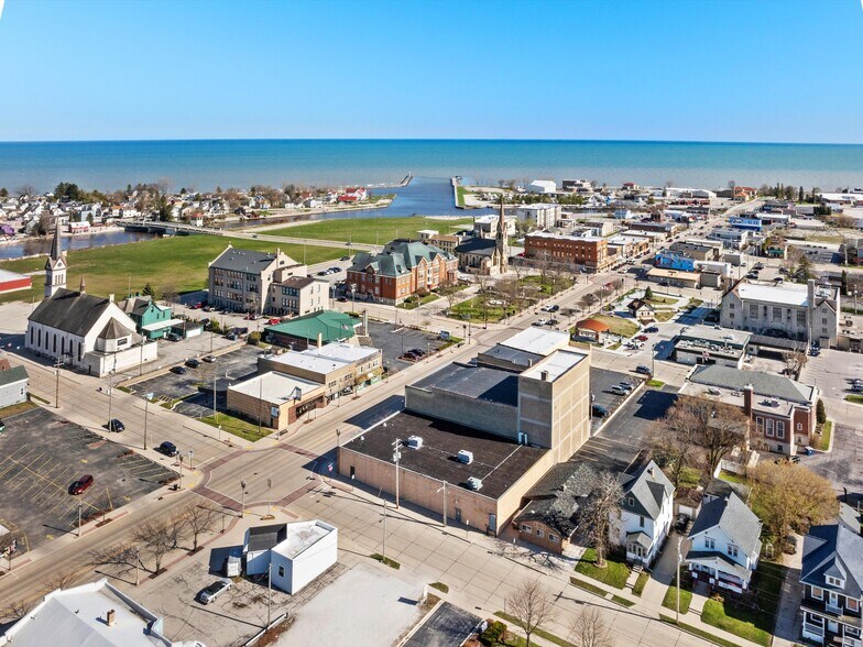 More Photos Of 1816 Washington St, Two Rivers General Retail For Sale