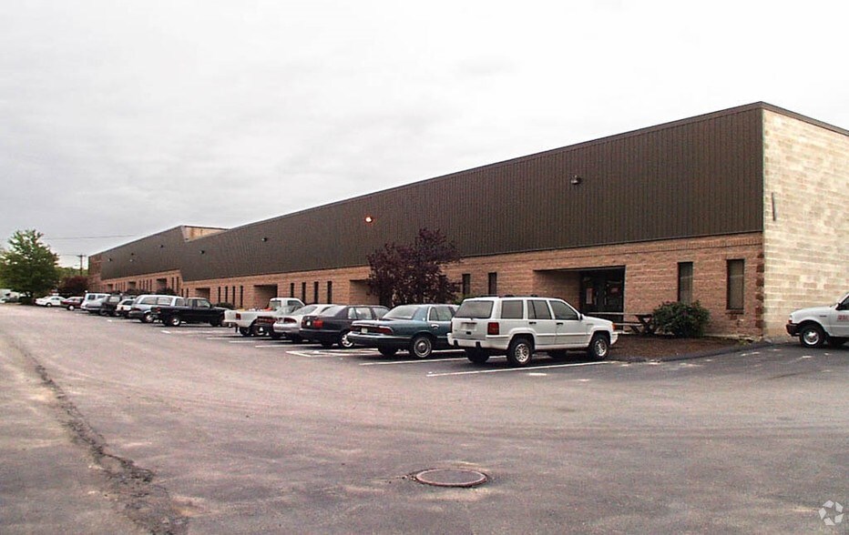 More Photos Of 905 Turnpike St, Canton Flex For Lease