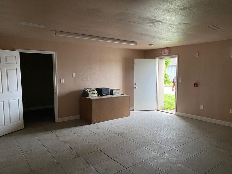 More Photos Of 1310 N ML King Jr Pky, Beaumont Light Manufacturing For Sale