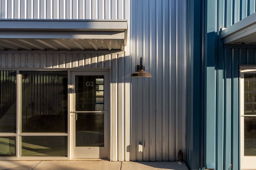 More Photos Of 1189 Parkway Dr, Santa Fe Showroom For Sale