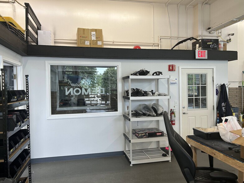 More Photos Of 70 Ridge Rd, Ontario Showroom For Lease