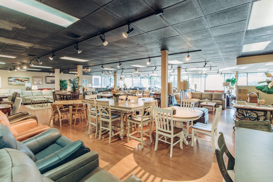 More Photos Of 11847 SW Pacific Hwy, Tigard Freestanding For Lease