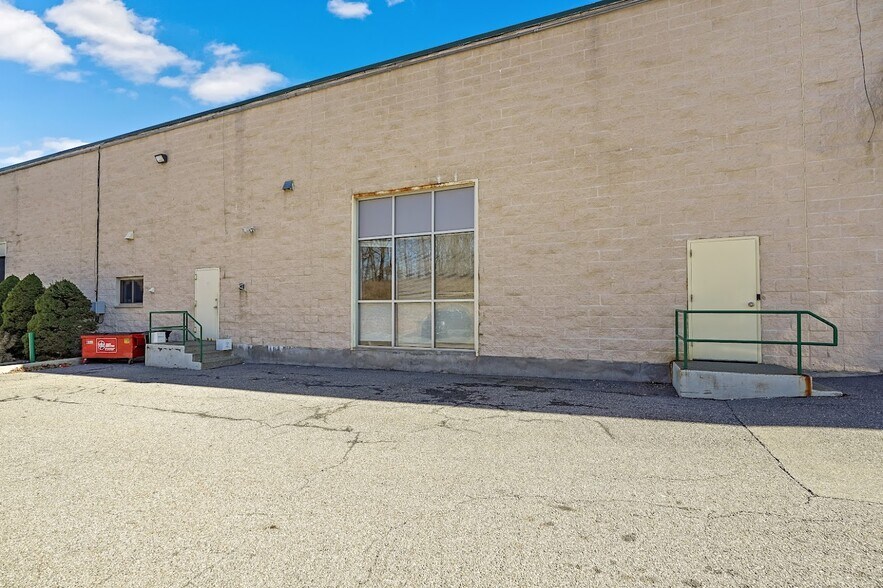 More Photos Of 192 Route 117 by Pass Rd, Bedford Hills Storefront For Lease