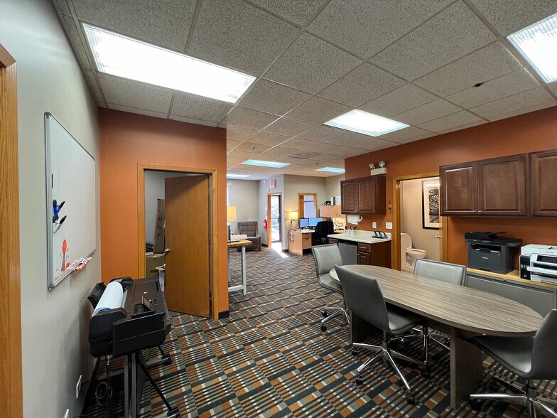 More Photos Of 1881 Commerce Dr, Elk Grove Village Office For Sale