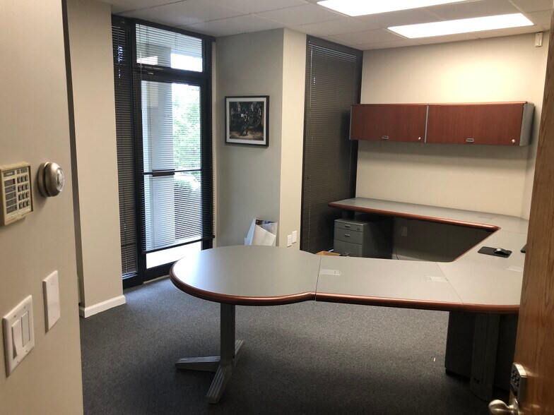 More Photos Of 5 Schuman Rd, Millwood Office For Lease